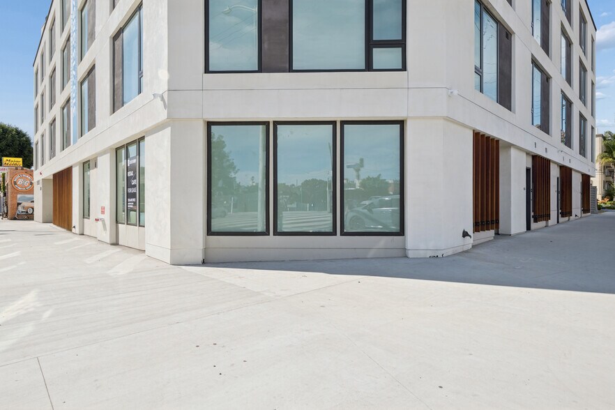 More Photos Of 11701 Santa Monica Blvd, Los Angeles Apartments For Lease