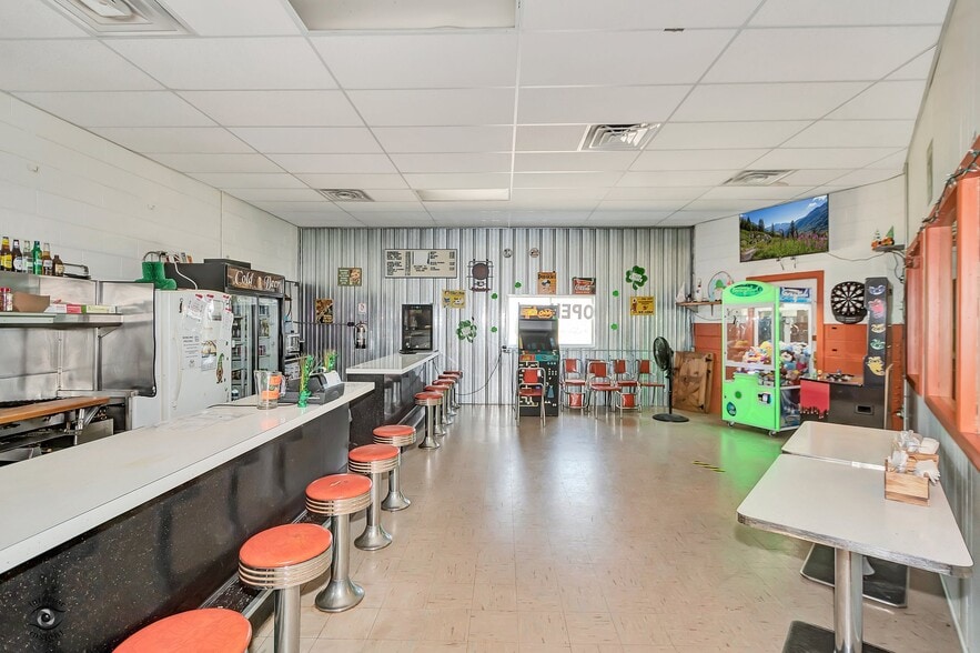 More Photos Of 405 NW Greely Ave, Iroquois Sports And Entertainment For Sale