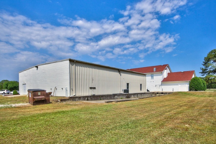 More Photos Of 190 Campground Rd, Selma Office For Lease