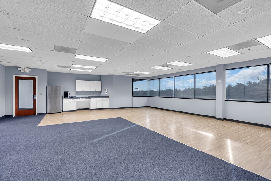 More Photos Of 1433 Hooper Ave, Toms River Office For Lease