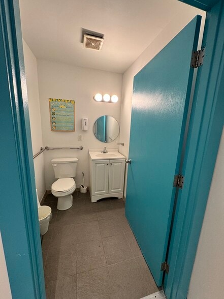 More Photos Of 8266 Austin St, Kew Gardens Storefront Retail Office For Lease