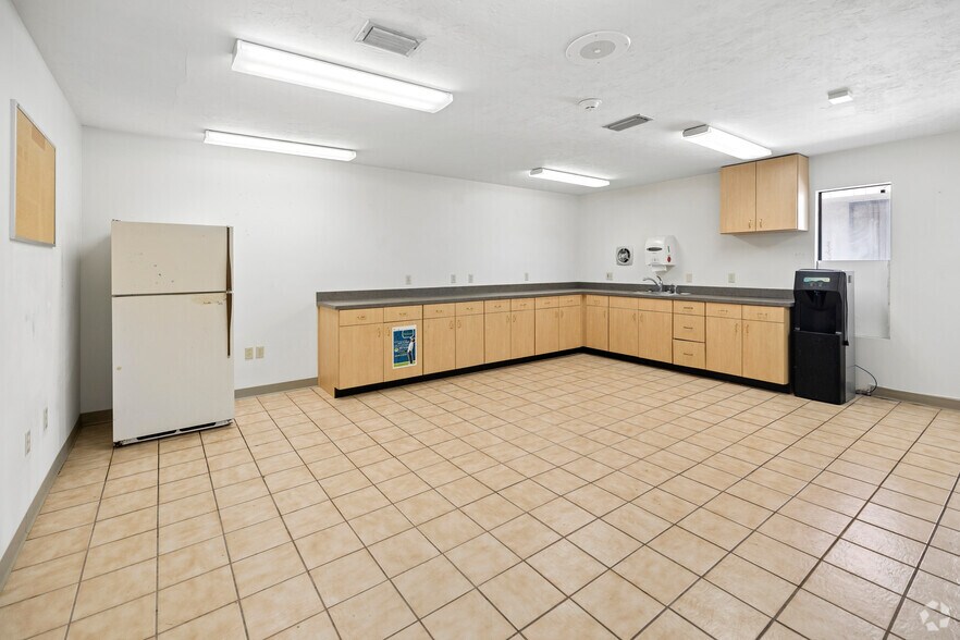 More Photos Of 730 NE Waldo Rd, Gainesville Office For Sale