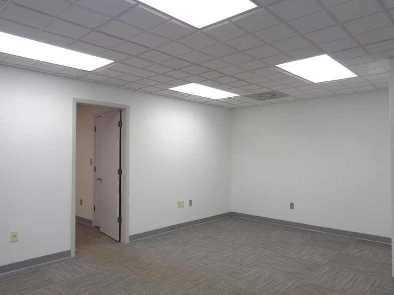 More Photos Of 6020 Deacon Rd, Sarasota Warehouse For Sale