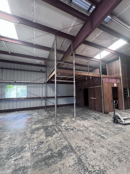 More Photos Of 777 LA-397, Lake Charles Light Distribution For Lease