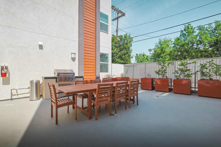 More Photos Of 10555 Bloomfield St, Toluca Lake Apartments For Sale