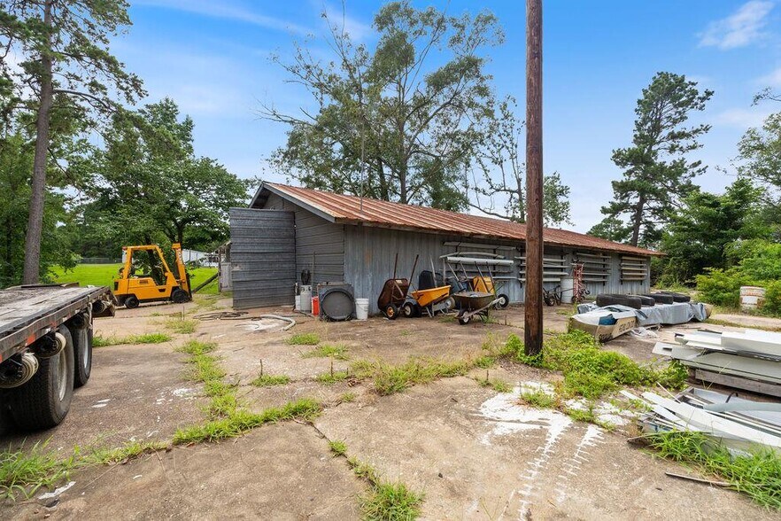 More Photos Of 2524 US Highway 96 N, Center Warehouse For Sale