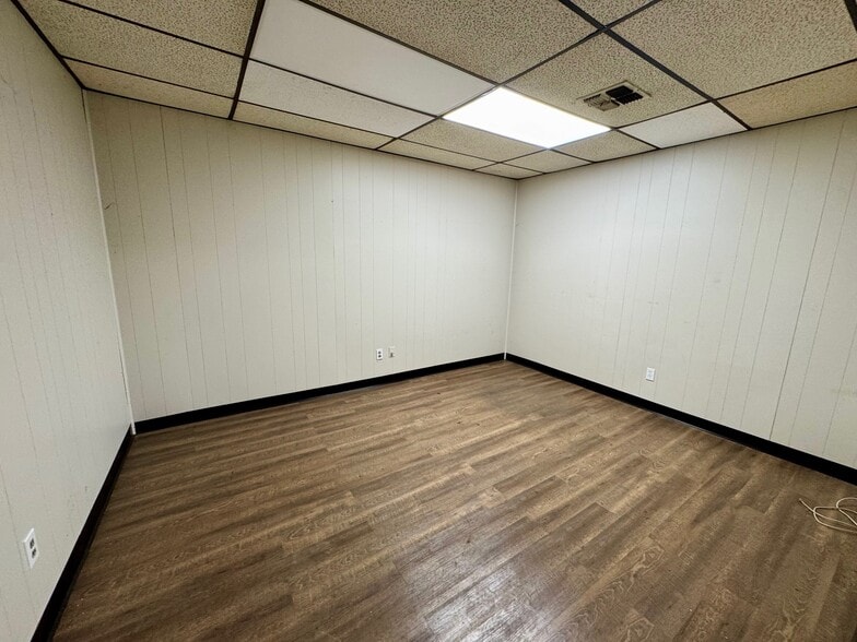 More Photos Of 8516 W Reno Ave, Oklahoma City Manufacturing For Sale