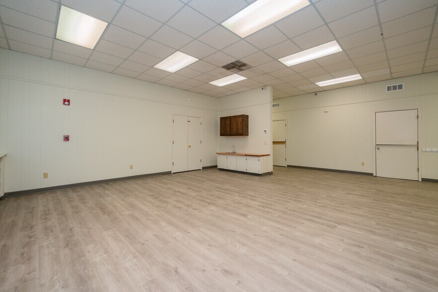 More Photos Of 1809 Alpine Rd, Longview Office For Sale