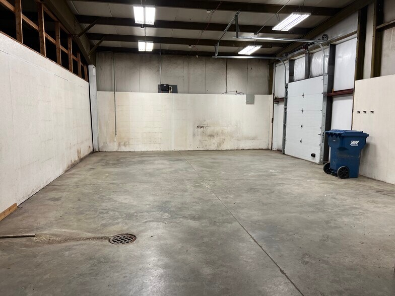 More Photos Of 205 N Michigan St, Oxford Manufacturing For Lease