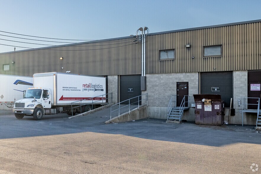 More Photos Of 3145-3185 Rue Joseph-Dubreuil, Montréal Distribution For Lease