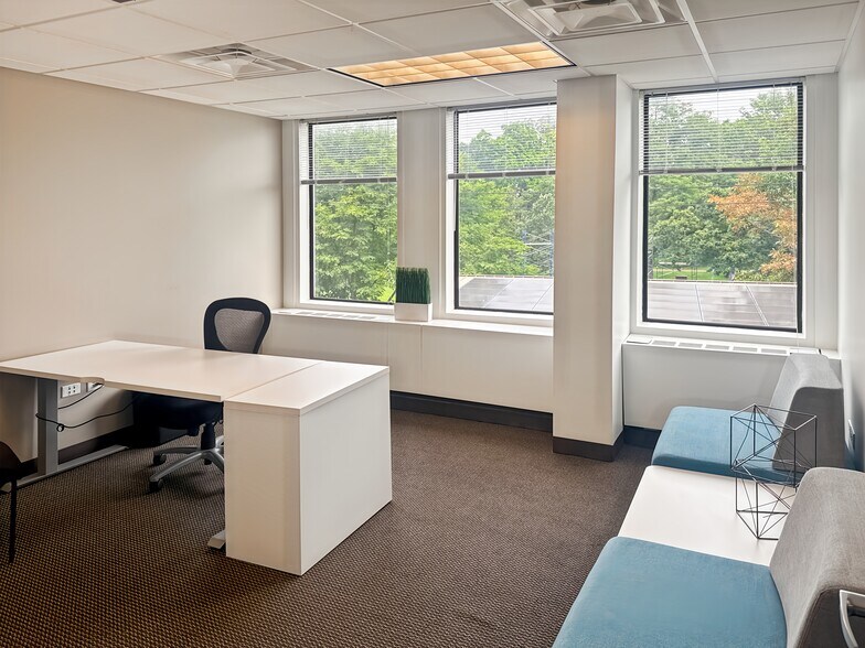 More Photos Of 1010 Lake St, Oak Park Coworking Space