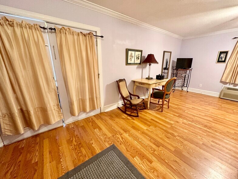 More Photos Of 615 College St, Clinton Hotel For Sale