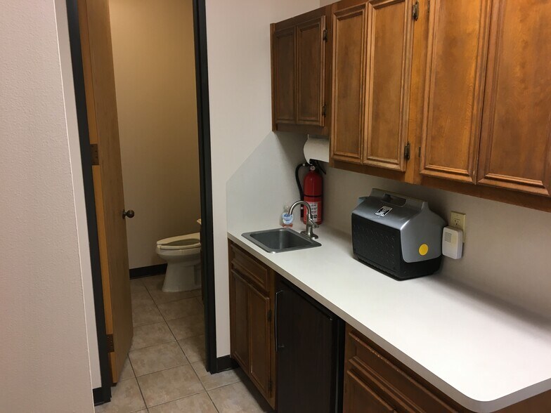 More Photos Of 1388 Stonehollow Dr, Humble Office For Lease