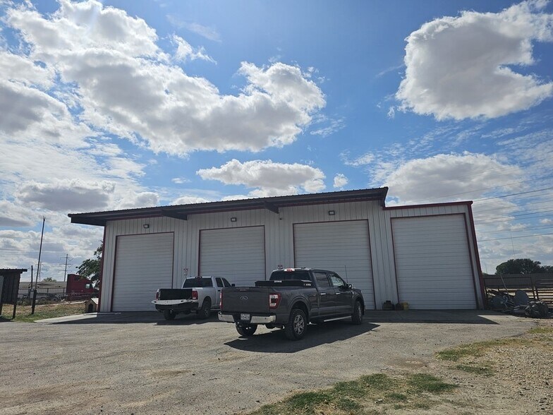 More Photos Of 11010 W Joan Dr, Odessa Warehouse For Lease