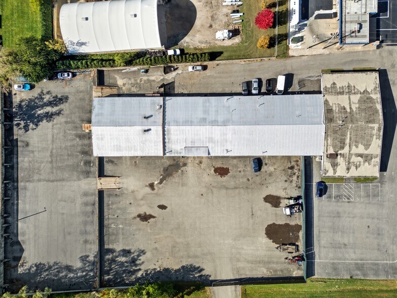 More Photos Of 801 W Grant Hwy, Marengo Showroom For Lease