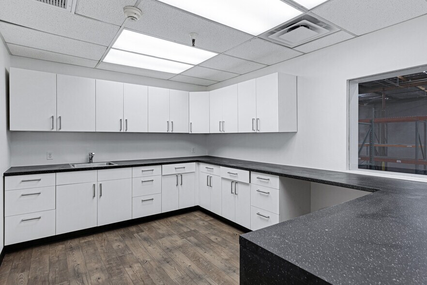 More Photos Of 731 W Fairmont Dr, Tempe Warehouse For Lease