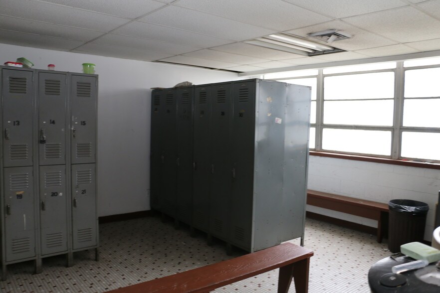 More Photos Of 28530 Reynolds St, Inkster Manufacturing For Lease