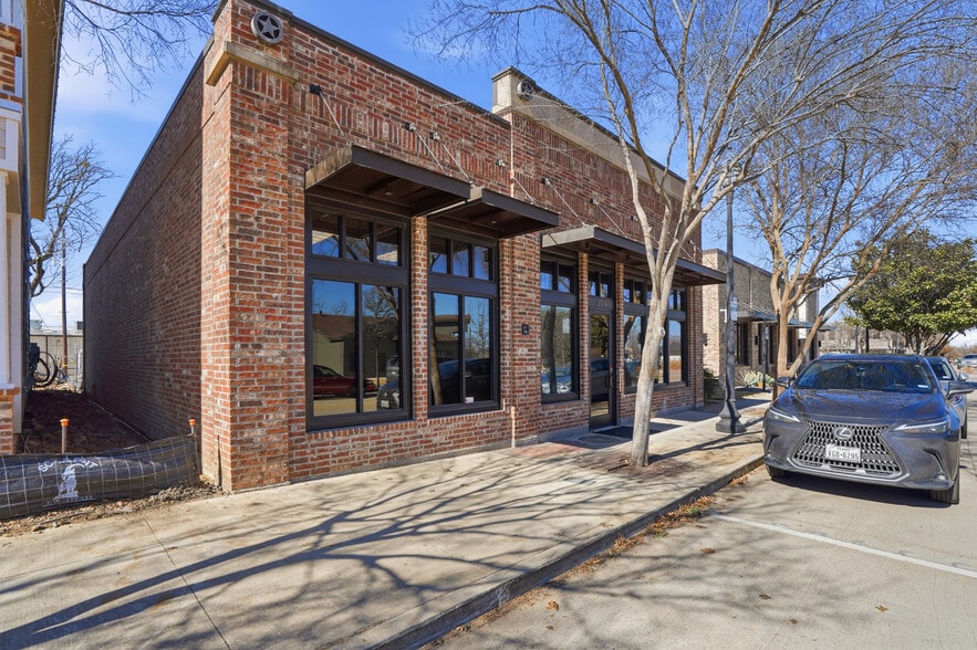 More Photos Of 309 N Oak St, Roanoke Office For Sale