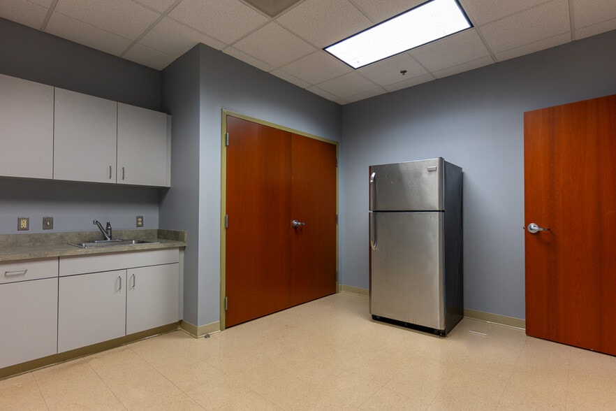 More Photos Of 7001 Heritage Village Plz, Gainesville Office For Lease