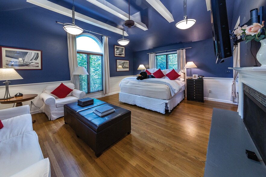 More Photos Of 31 N Main St, East Hampton Hospitality For Sale