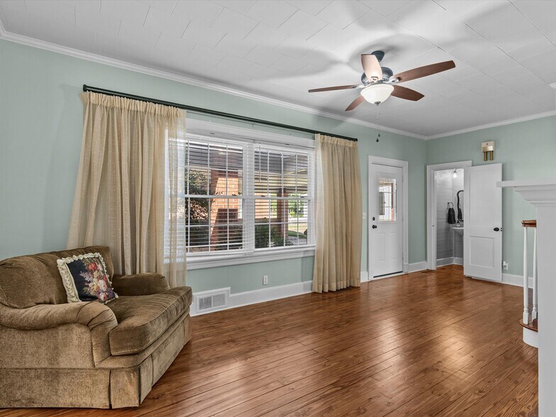 More Photos Of 302 W College St, Enterprise Flex For Sale