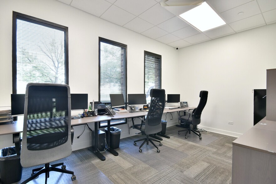 More Photos Of 6363 W 73rd St, Bedford Park Manufacturing For Lease