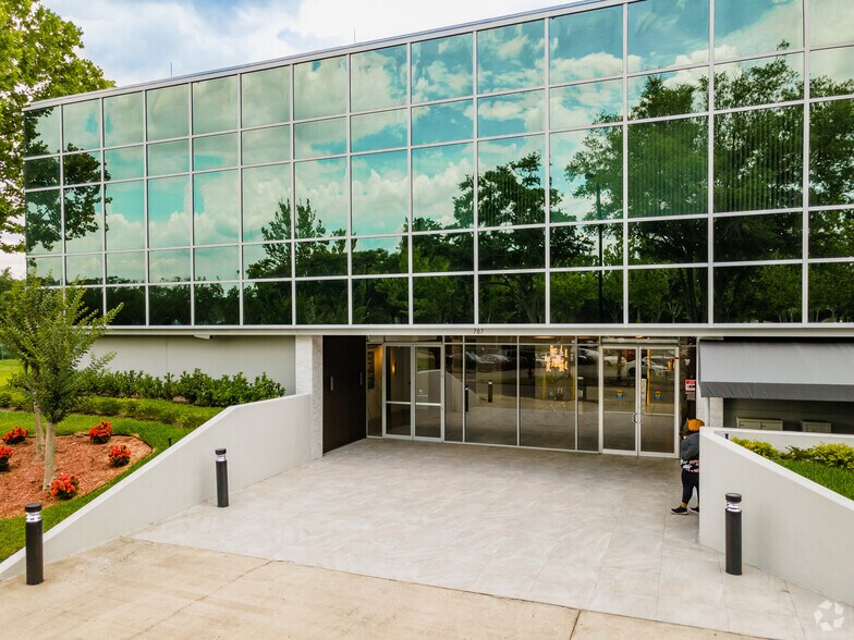 More Photos Of 707 Mendham Blvd, Orlando Office For Lease