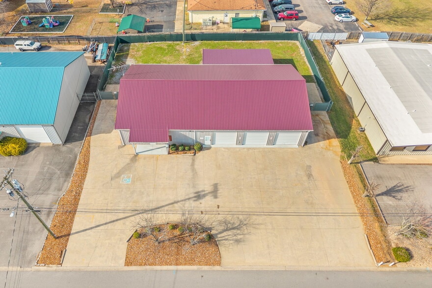More Photos Of 1811 Alpine Dr, Clarksville Light Manufacturing For Lease
