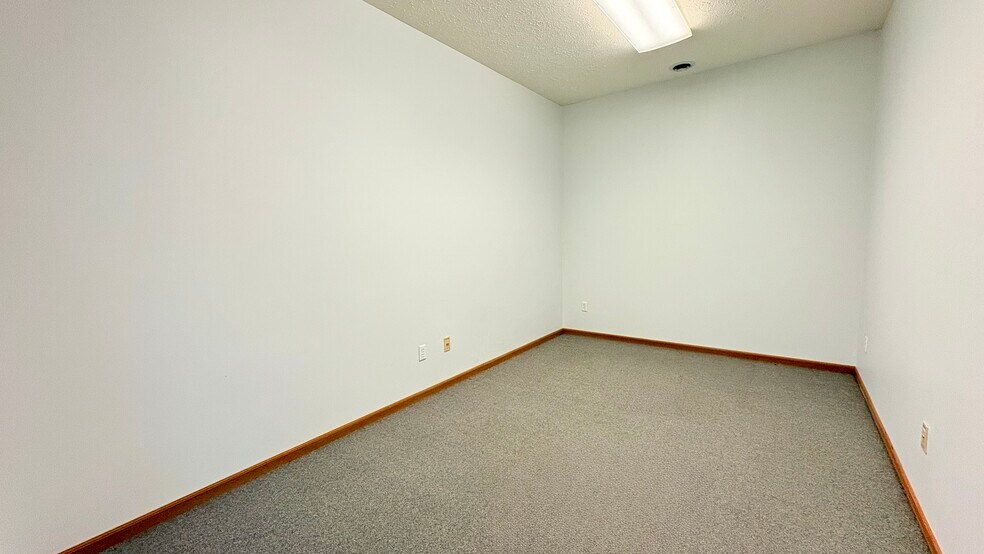 More Photos Of 1007 Mill Pond Ln, Greencastle Office For Lease