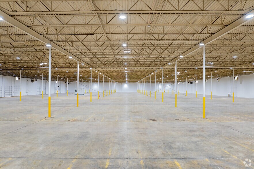 More Photos Of 2424 N Westmoreland Rd, Dallas Manufacturing For Sale