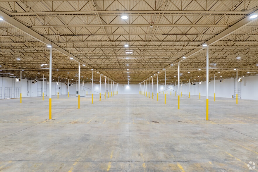 More Photos Of 2424 N Westmoreland Rd, Dallas Manufacturing For Sale