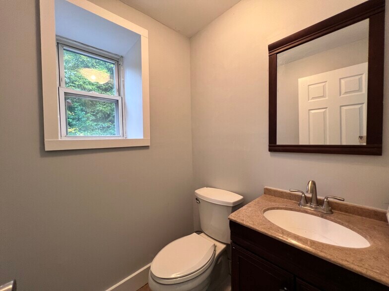 More Photos Of 13 US Highway 206 S, Sandyston Storefront Retail Residential For Lease