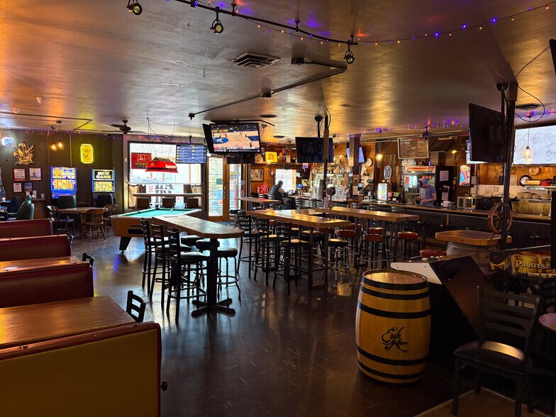 More Photos Of 7827 SW 35th Ave, Portland Bar For Sale