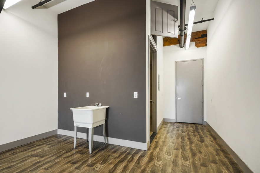 More Photos Of 2079 E 15th St, Los Angeles Flex For Lease