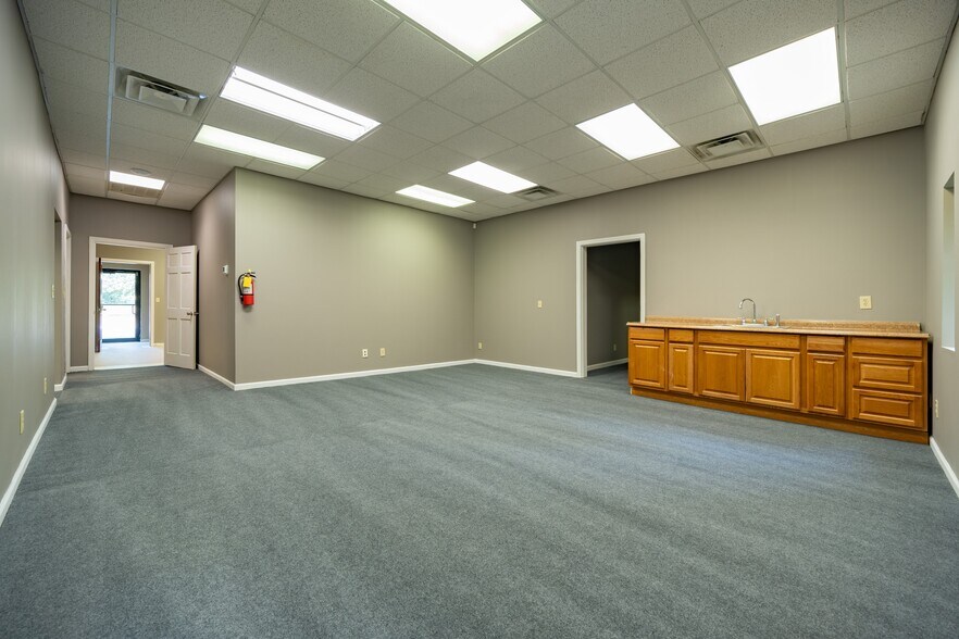 More Photos Of 555 Columbia Dr, Carrollton Office For Lease