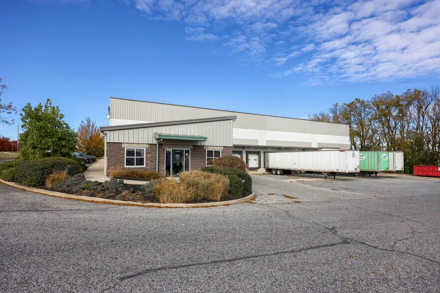 More Photos Of 300 Commerce Dr, New Holland Distribution For Lease