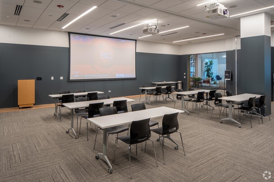 More Photos Of 350 N Orleans St, Chicago Office For Lease