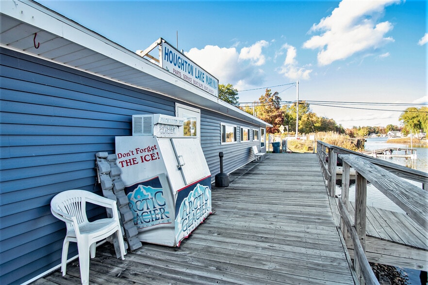 More Photos Of 13710 W Shore Dr, Houghton Lake Marina For Sale
