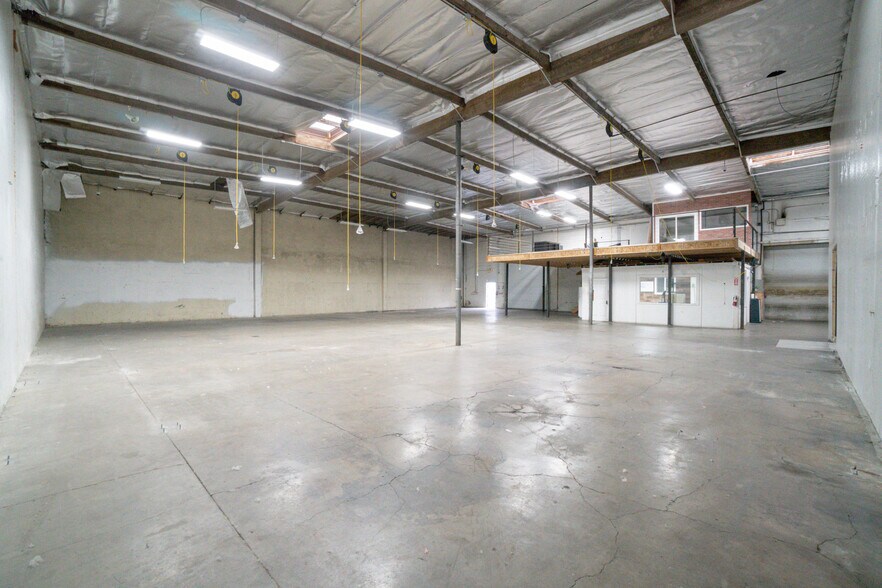 More Photos Of 13501 S Main St, Los Angeles Warehouse For Lease