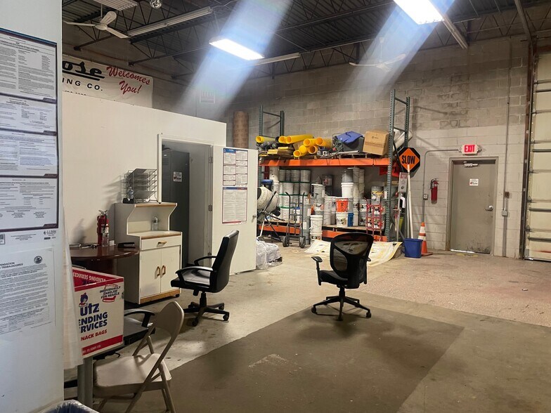 More Photos Of 1539 Bourbon Pky, Streamwood Warehouse For Sale