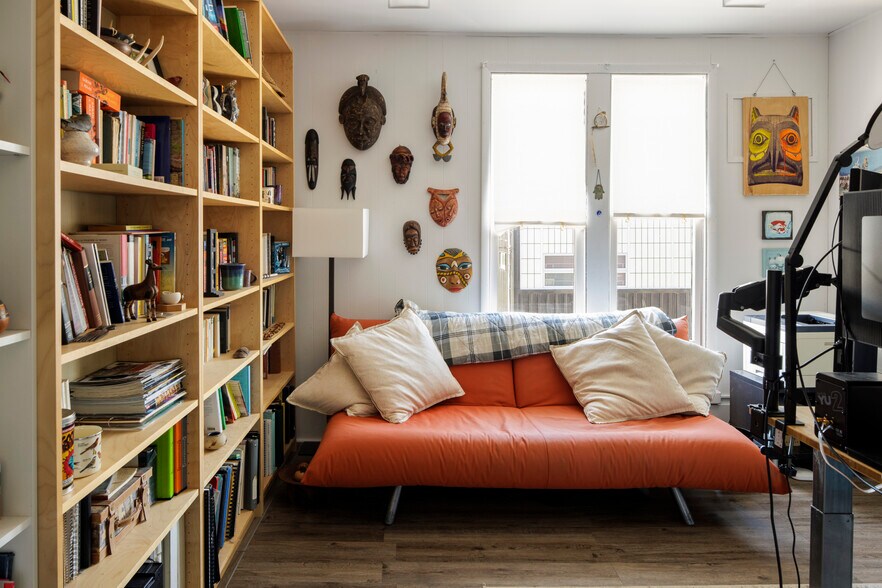 More Photos Of 78 Green St, Hudson Freestanding For Sale
