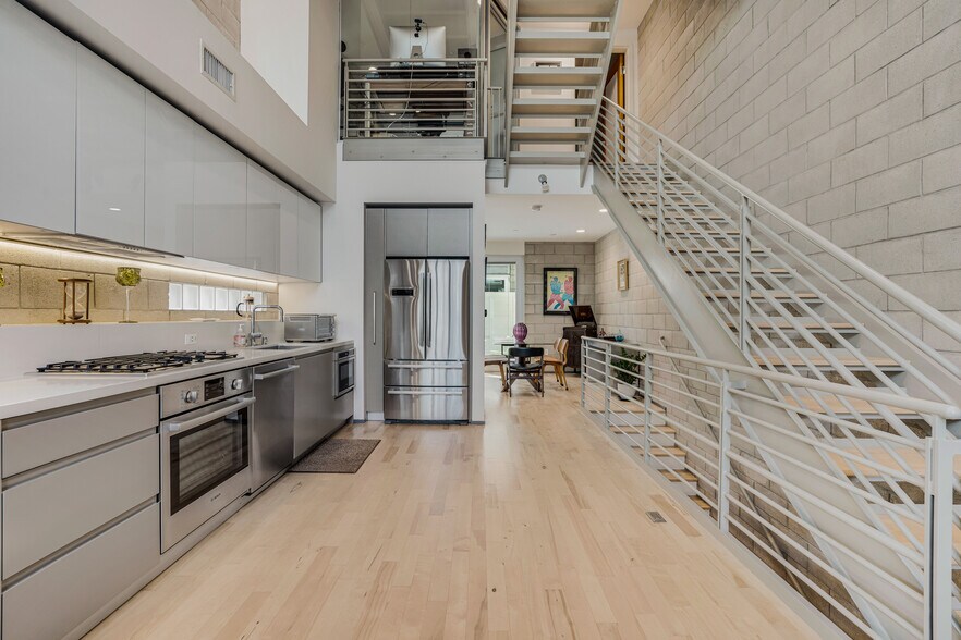 More Photos Of 3450 Cahuenga Blvd W, Los Angeles Office Residential For Lease