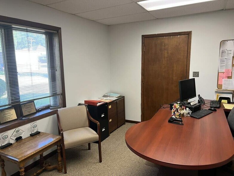 More Photos Of 240 N West Ave, Elmhurst Office For Sale