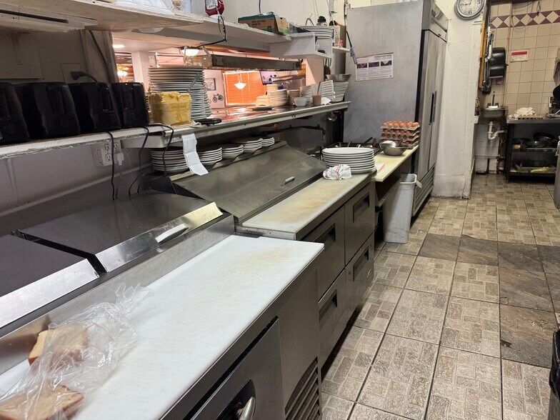 More Photos Of 704 Janette Dr, Vandalia Restaurant For Lease