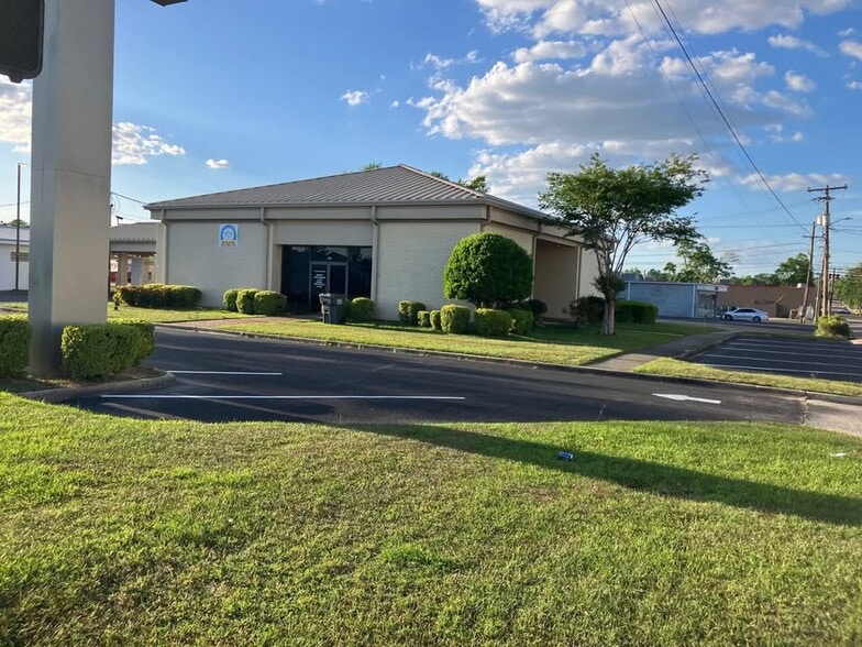 More Photos Of 112 W Cottonwood Rd, Dothan Freestanding For Lease