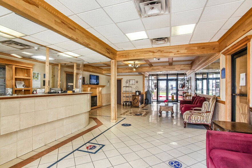 Primary Photo Of 2200 Westbank Expy, Harvey Hotel For Sale
