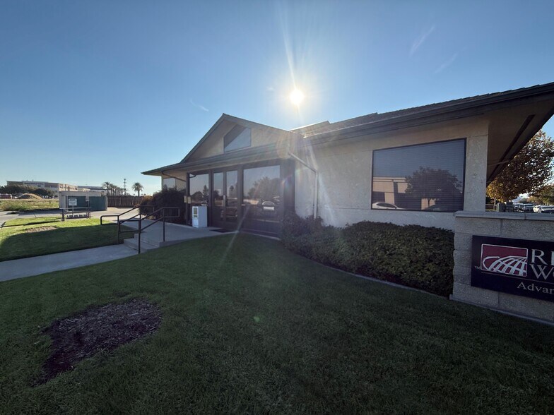 More Photos Of 1413 Bailey Dr, Hanford Office For Lease