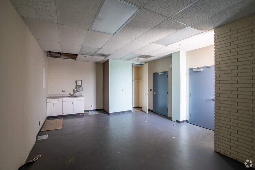 More Photos Of 2211 N Bellflower Blvd, Long Beach Freestanding For Lease