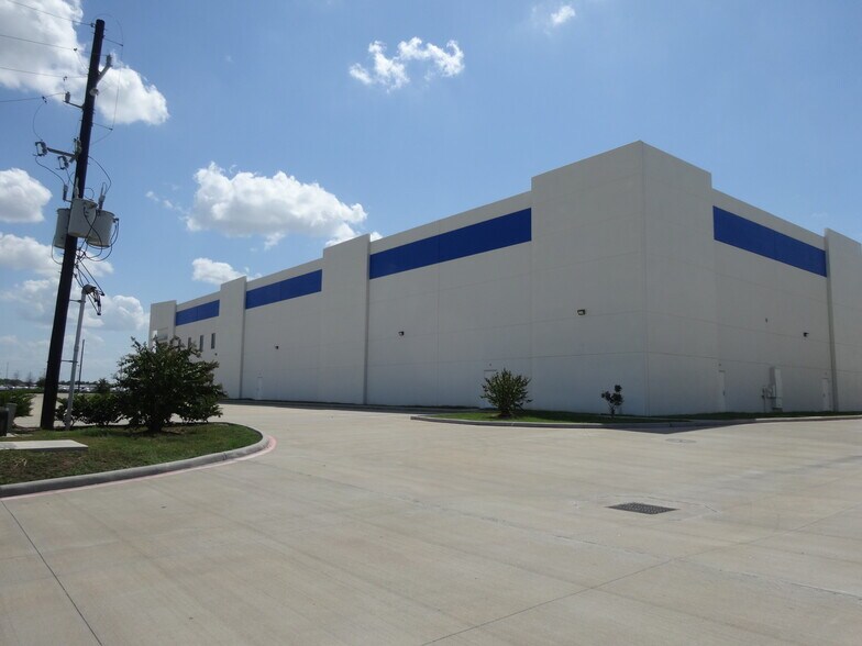 More Photos Of 500 Commerce Pky, Katy Warehouse For Lease