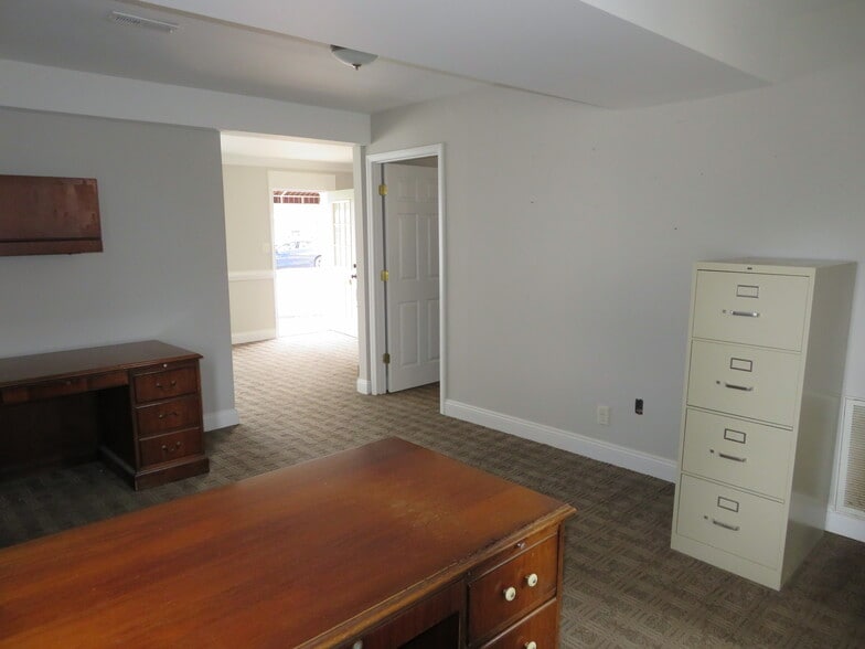 More Photos Of 134 Pickwick Ave, Colonial Heights Office For Lease